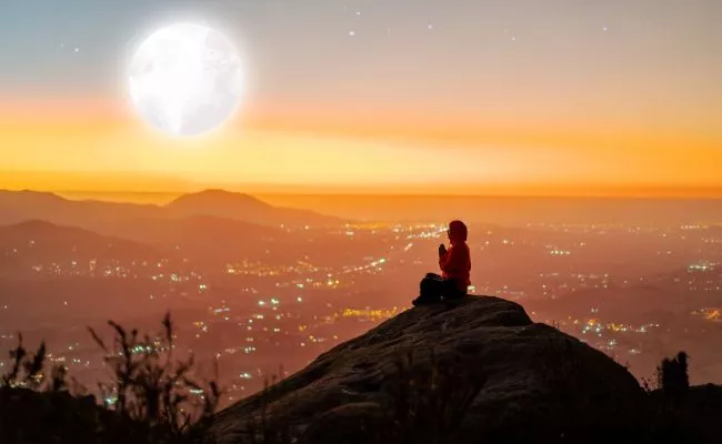 مدیتیشن زیر نور ماه