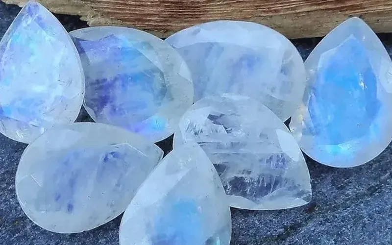 خواص شگفتانگیز سنگ مون استون: نگینی از نور ماه 1 خواص شگفتانگیز سنگ مون استون: نگینی از نور ماه