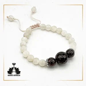 خرید دستبند قدرتمند ترکیبی مون‌استون و گارنت با خرج‌کار نقره