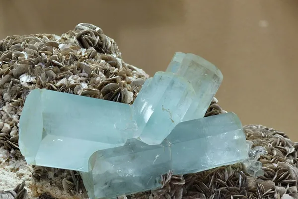 آکوامارین در جواهرات و انگشتر